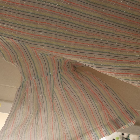 USED CONDITION  Brand AND EAWAY SIZE M V NECK - Picture 4 of 6